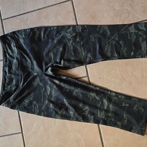 Camo Print Capri Leggings. 2 Sidw Pockets. Size L